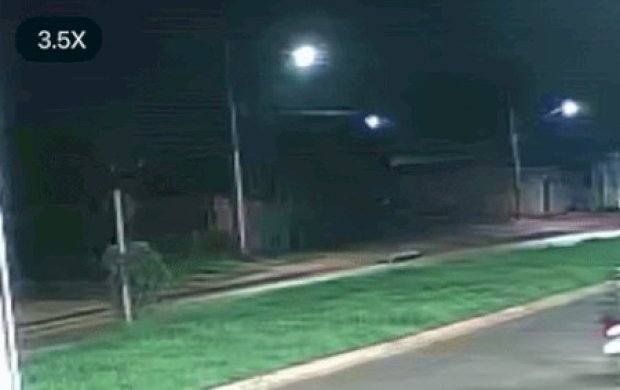 Voltando de conveniência, motorista capota carro e morre em avenida