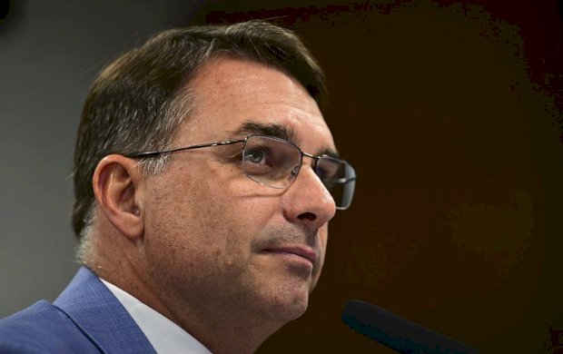 Flávio Bolsonaro defende redução da maioridade penal para 14 anos em casos de estupro
