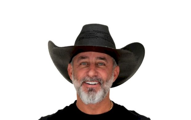 Juliano Ferro homenageia todos os pais neste domingo: “O amor de um pai é para toda a vida”
