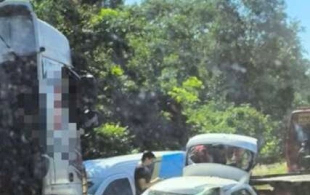 Motorista morre ao bater carro de frente com carreta na rodovia no MS